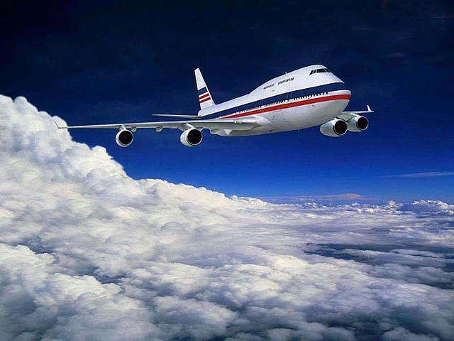 пассажирский самолет над облаками