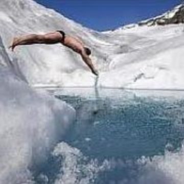 мужчина прыгающий в ледяную воду