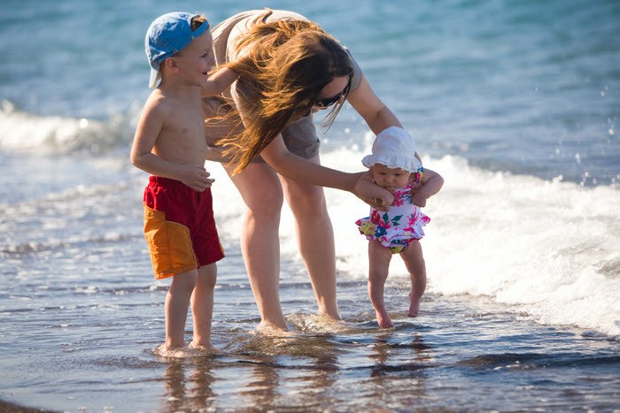 мама с  детьми на берегу моря